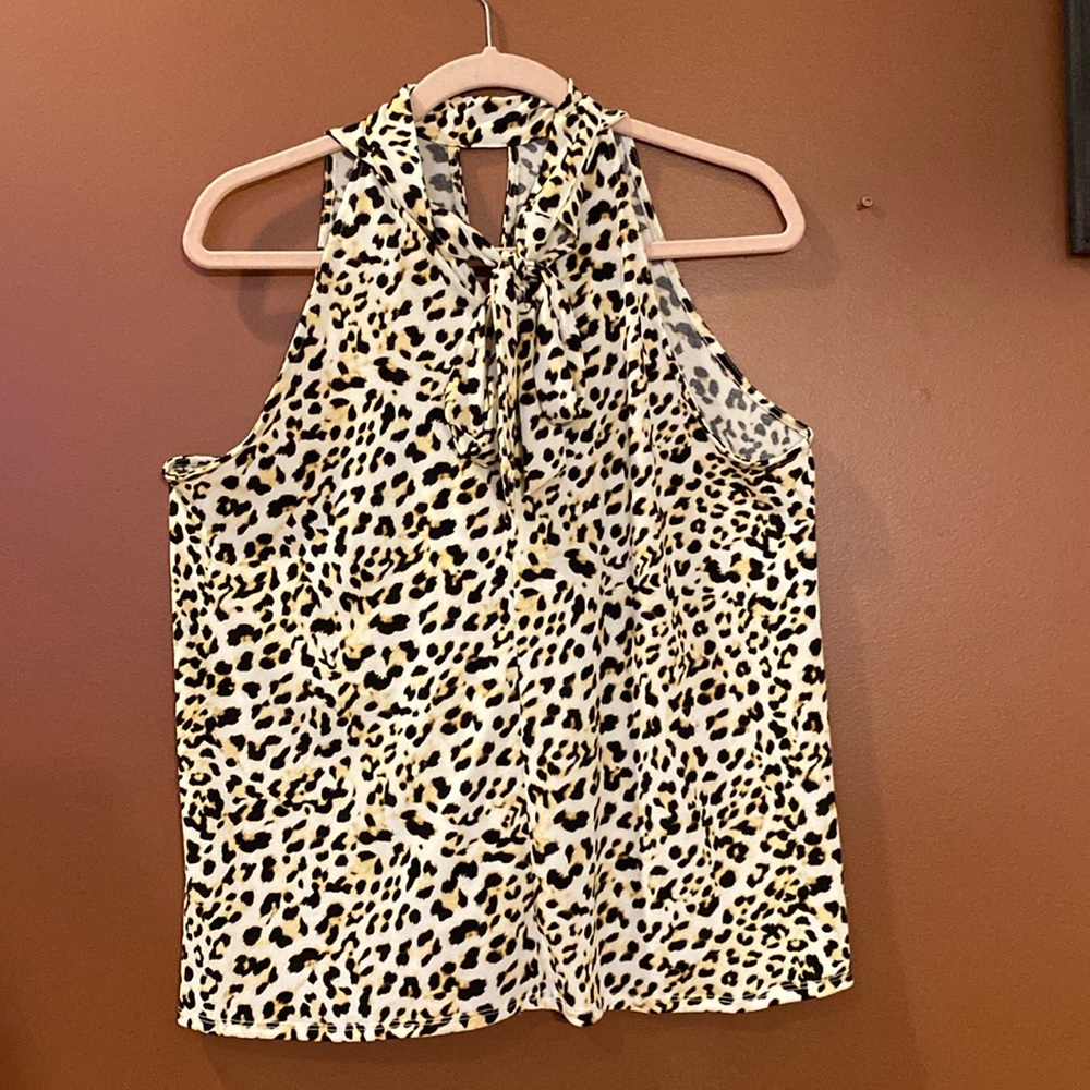 Sleeveless leopard print ladies blouse in size large. Tie front.